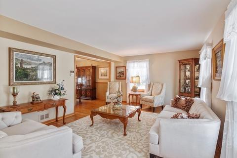 1160 Honeysuckle Dr, Wheeling, IL 60090 photo 2