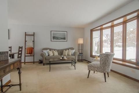 532 Sheffield Rd, Naperville, IL 60565 photo 2