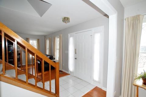 692 Gardenia Ln, Bartlett, IL 60103 photo 2
