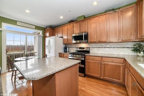 306 Broadmoor Ln, Bartlett, IL 60103 photo 3
