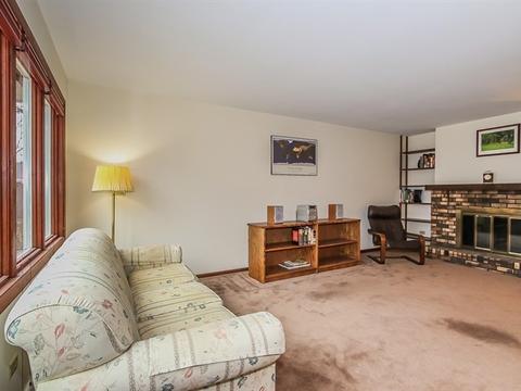 83 Lockman Cir, Elgin, IL 60123 photo 2