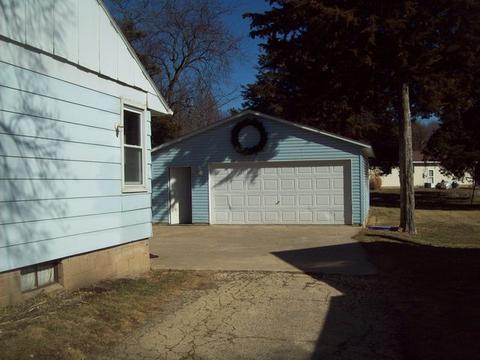 105 Franks Ave, Walnut, IL 61376 photo 4