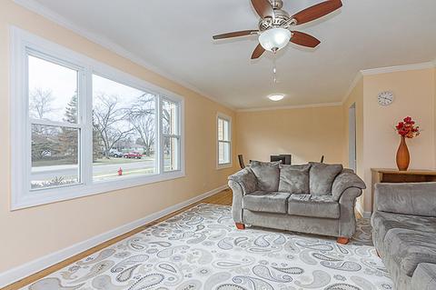 110 Des Plaines Ln, Hoffman Estates, IL 60169 photo 4