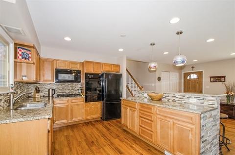 700 Devonshire Dr, Des Plaines, IL 60018 photo 6