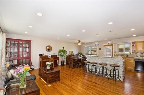 700 Devonshire Dr, Des Plaines, IL 60018 photo 4
