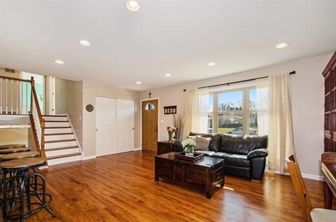 700 Devonshire Dr, Des Plaines, IL 60018 photo 3