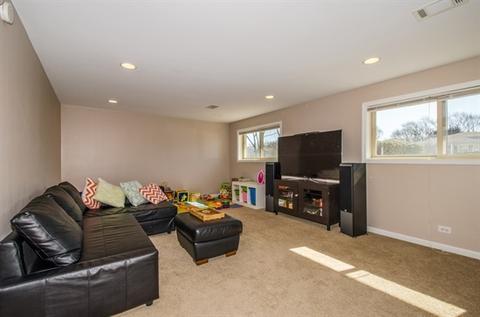 700 Devonshire Dr, Des Plaines, IL 60018 photo 10