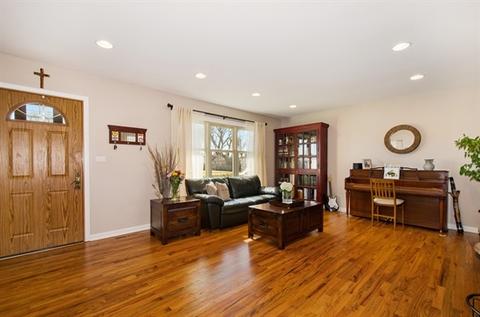 700 Devonshire Dr, Des Plaines, IL 60018 photo 2