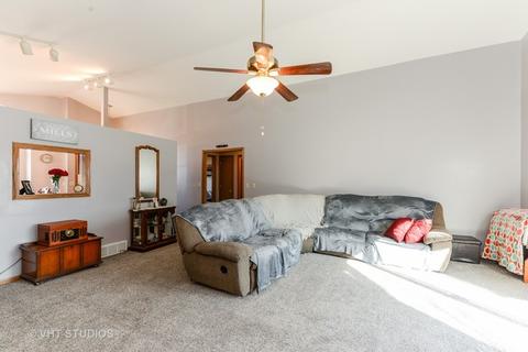 702 Cedar Ln, Genoa, IL 60135 photo 2