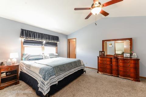 702 Cedar Ln, Genoa, IL 60135 photo 4
