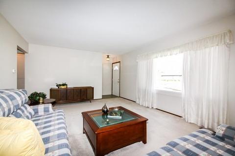 660 Ash Rd, Hoffman Estates, IL 60169 photo 4
