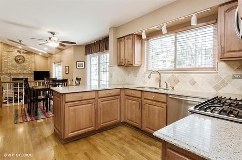 620 White Oak Ln, Bartlett, IL 60103 photo 3