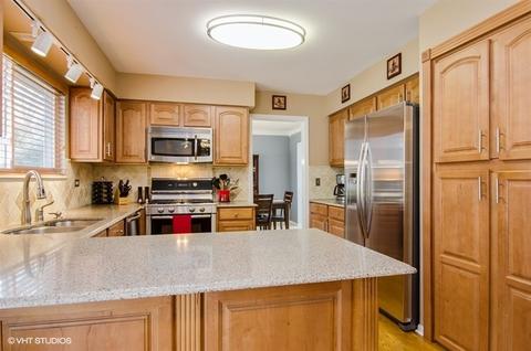 620 White Oak Ln, Bartlett, IL 60103 photo 4