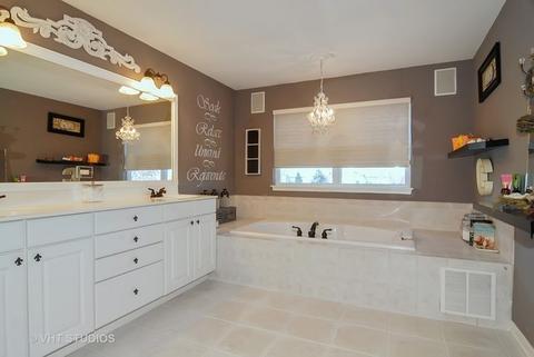 1076 E 4th St, Aurora, IL 60502 photo 12