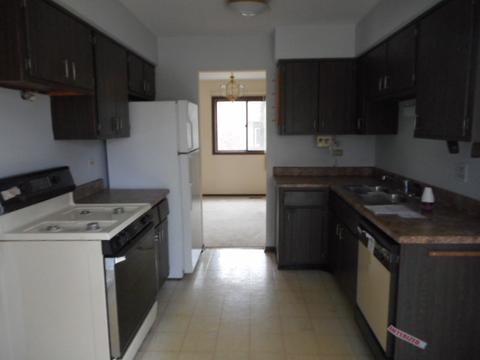 1045 Briarcliffe Blvd, Wheaton, IL 60189 photo 2