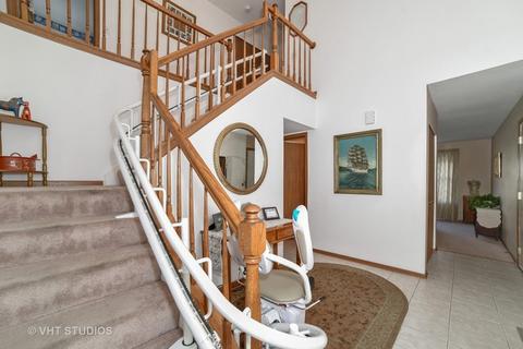 860 Baltusrol Dr, Elgin, IL 60123 photo 2