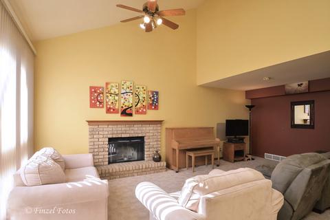 610 N Airlite St, Elgin, IL 60123 photo 2