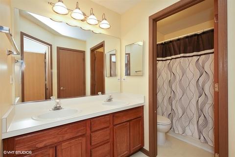 1401 Grayshire Ct, Elgin, IL 60120 photo 13