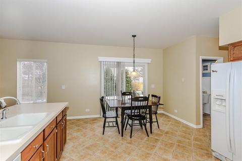 240 Cedarfield Dr, Bartlett, IL 60103 photo 6