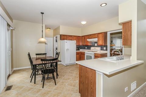 240 Cedarfield Dr, Bartlett, IL 60103 photo 5