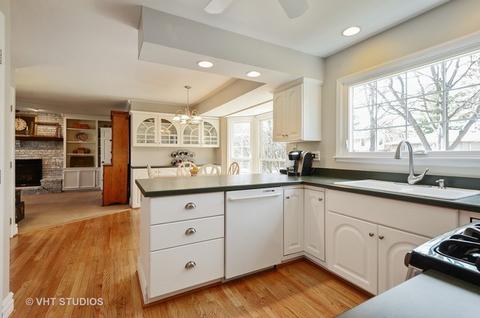 567 Hevern Dr, Wheaton, IL 60189 photo 8