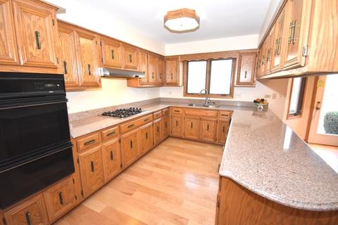 416 Ridgemoor Dr, Willowbrook, IL 60527 photo 8