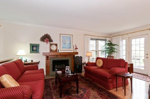 1017 Wheaton Oaks Dr, Wheaton, IL 60187 photo 3