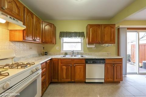 2440 Devonshire Ct, Aurora, IL 60502 photo 2