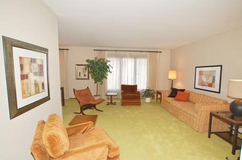 1070 Mayfield Ln, Hoffman Estates, IL 60169 photo 4