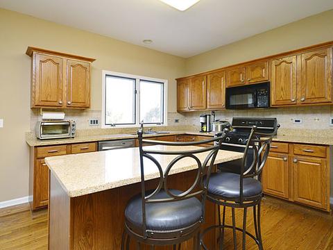 650 Middleton Ln, Des Plaines, IL 60016 photo 6