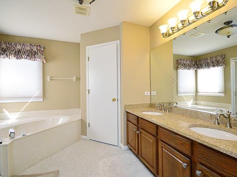 650 Middleton Ln, Des Plaines, IL 60016 photo 10