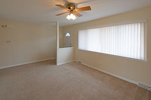 817 Valley Stream Dr #C, Wheeling, IL 60090 photo 2