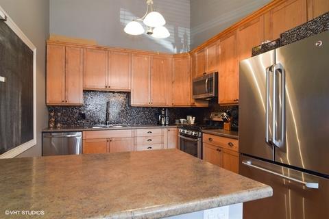 704 Circle Dr, Roselle, IL 60172 photo 3