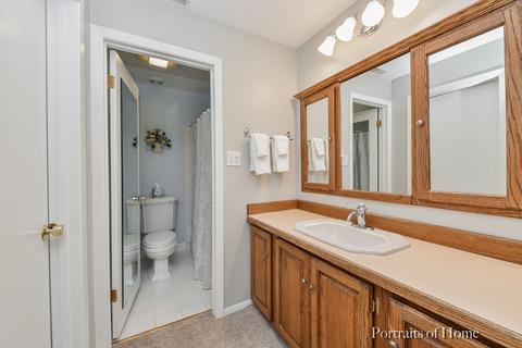 850 Sheldon Ct #B, Wheaton, IL 60189 photo 8