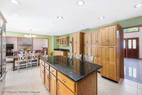 6245 Squire Ln, Willowbrook, IL 60527 photo 7
