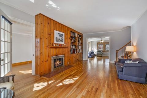 928 N Cross St, Wheaton, IL 60187 photo 2