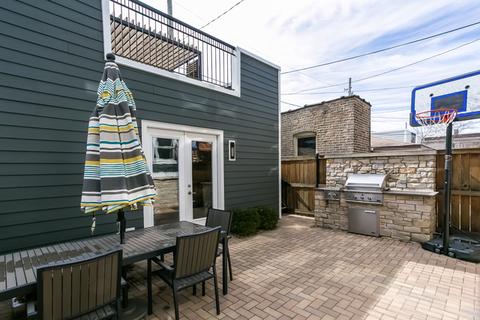 2101 W Belle Plaine Ave, Chicago, IL 60618 photo 40