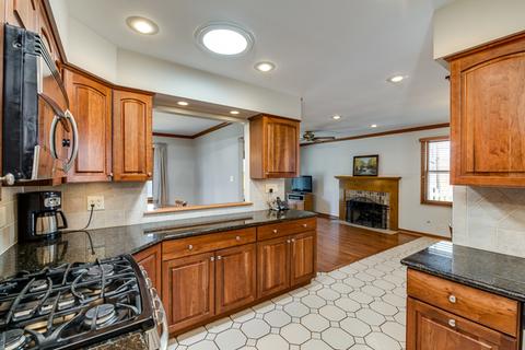 1546 Huntleigh Dr, Wheaton, IL 60189 photo 8