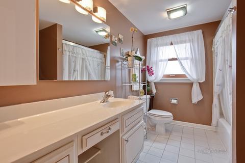 605 Cordial Dr, Des Plaines, IL 60018 photo 15