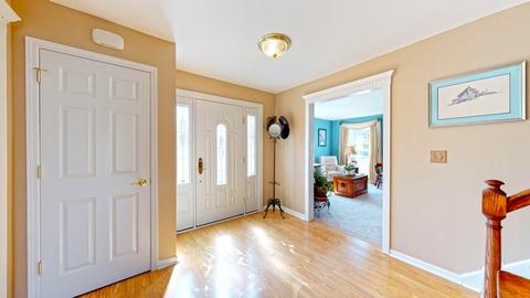 2049 Creekside Dr, Wheaton, IL 60189 photo 3