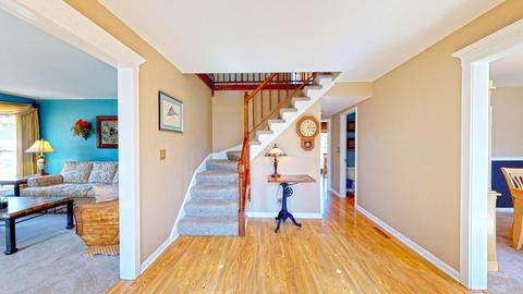 2049 Creekside Dr, Wheaton, IL 60189 photo 4