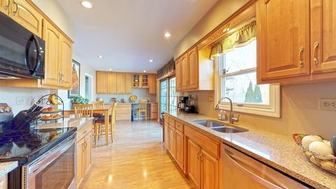 2049 Creekside Dr, Wheaton, IL 60189 photo 9