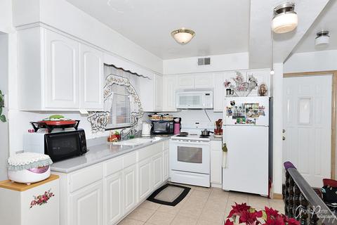 586 E Golf Rd, Des Plaines, IL 60016 photo 9