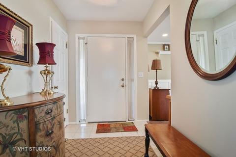 913 Wheaton Oaks Dr, Wheaton, IL 60187 photo 3
