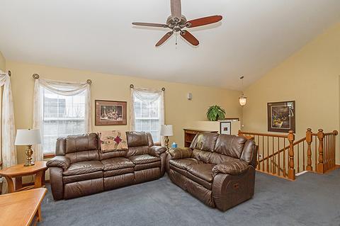 930 Emerald Dr, Pingree Grove, IL 60140 photo 4