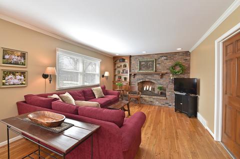 1580 Surrey Dr, Wheaton, IL 60189 photo 4