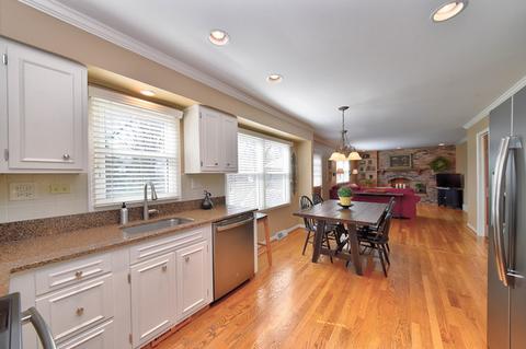 1580 Surrey Dr, Wheaton, IL 60189 photo 3