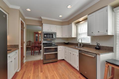 1580 Surrey Dr, Wheaton, IL 60189 photo 2