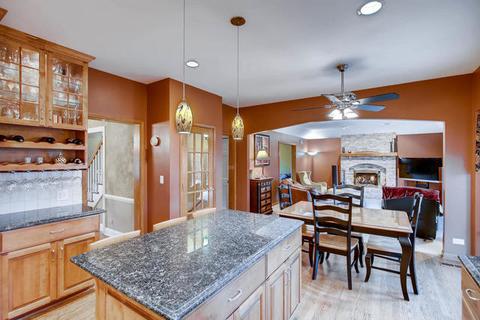 128 Hawkins Cir, Wheaton, IL 60189 photo 11