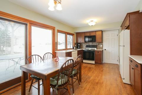 374 Hillside Dr, Roselle, IL 60172 photo 3